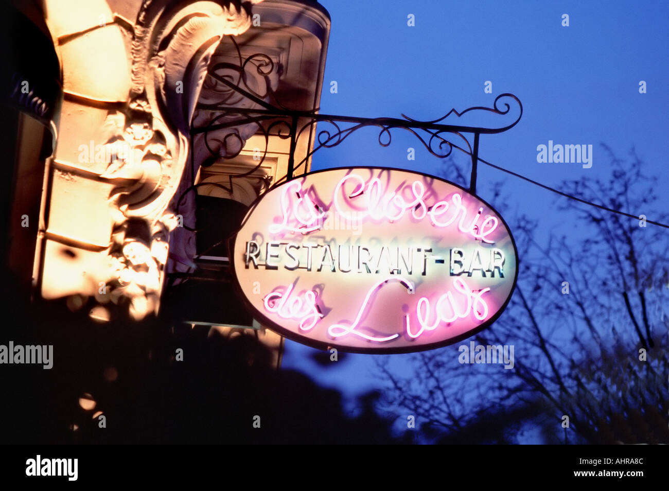 Paris France, « la Closerie des Lilas », Restaurant français classique, panneau Neon de publicité extérieure détaillée, lumières extérieures vintage Banque D'Images