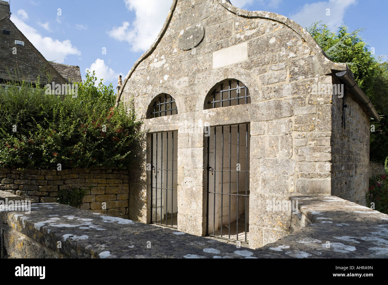 Le blocage en pierre datant de 1824 dans le village de Cotswold, Bisley, Gloucestershire Banque D'Images