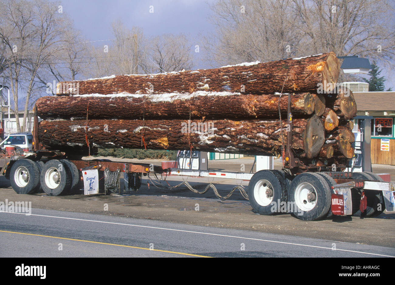 Une exploitation forestière sur une autoroute de conduite de camion Banque D'Images