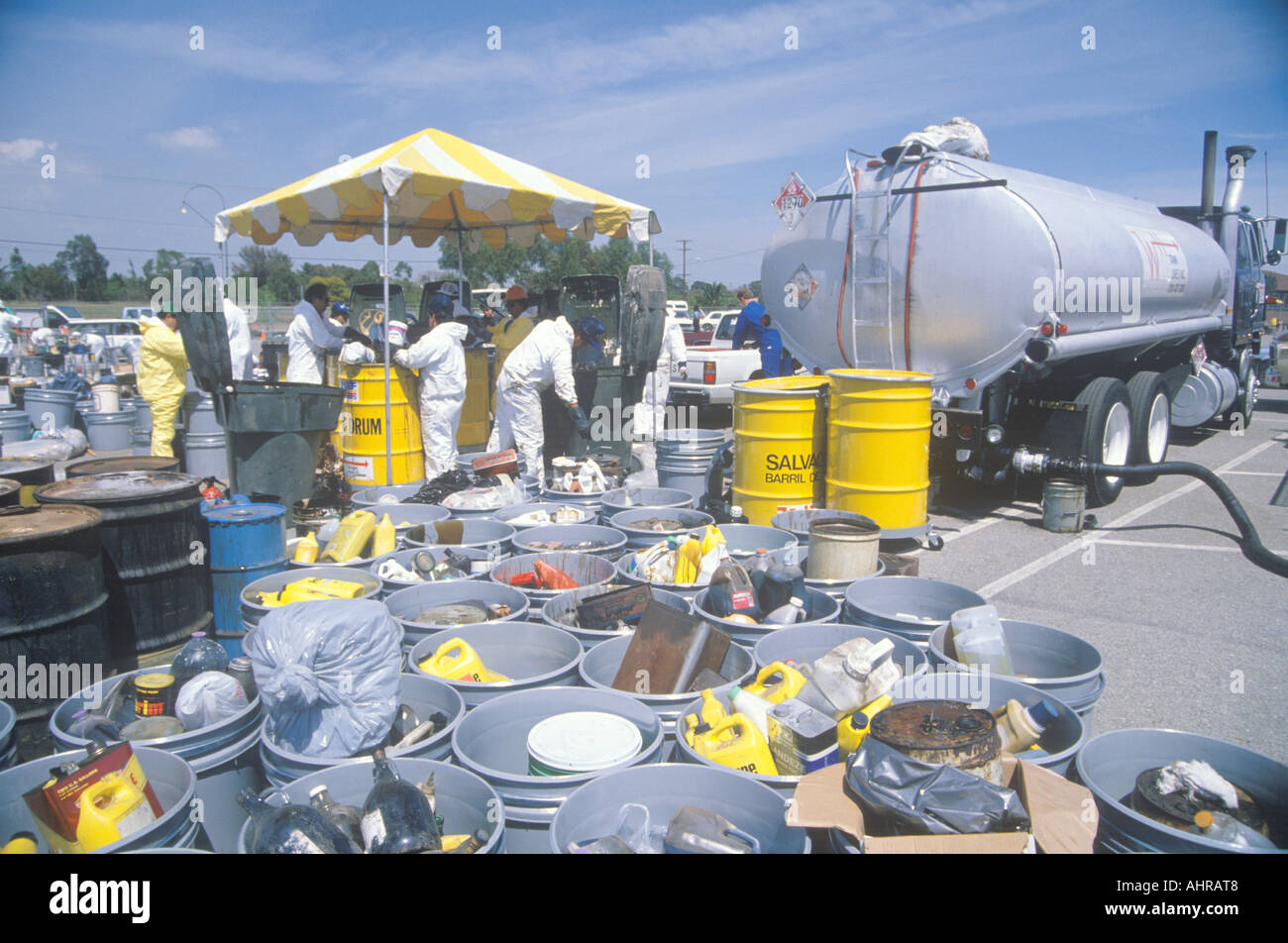 Les travailleurs qui manipulent des déchets ménagers toxiques à l'élimination des déchets sur site le jour de la Terre à l'usine d'Unocal à Wilmington Los Angeles CA Banque D'Images