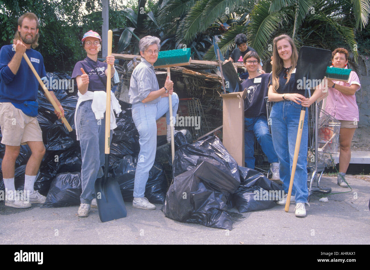 Un groupe de gens de la collectivité de nettoyer la rivière le jour de la Terre Banque D'Images