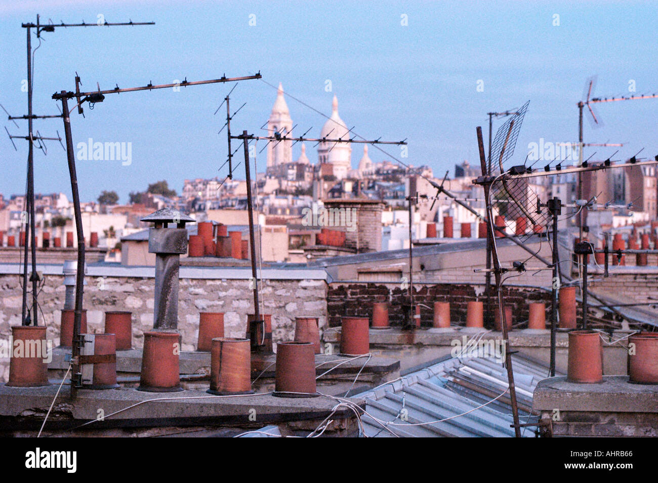 PARIS FRANCE, survol de ville du quartier de Montmartre, à la recherche de 'Sacre Coeur' Church, avec toit plat Technologie Antennes Cityscape Banque D'Images