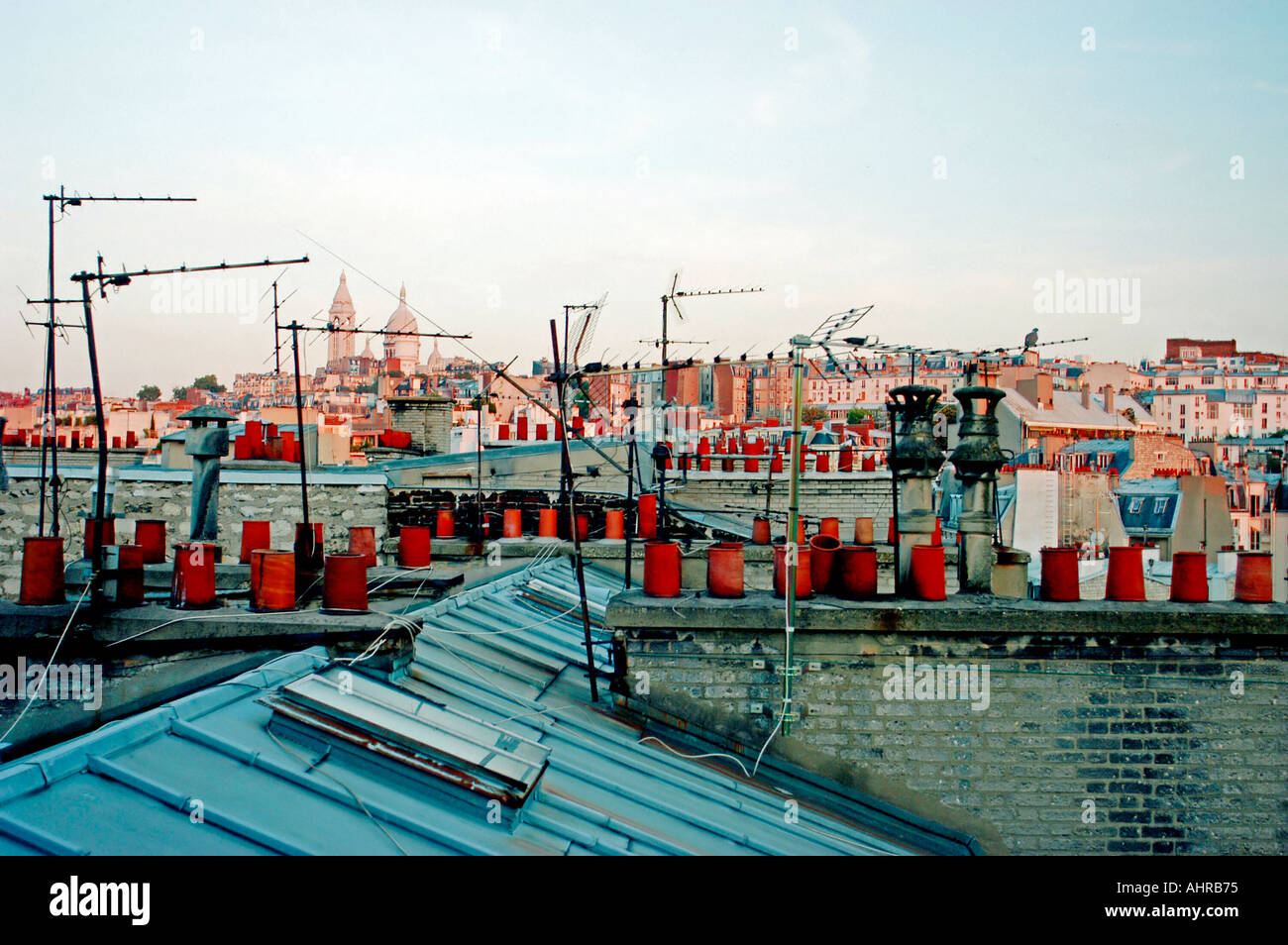 PARIS FRANCE, Sommaire des toits de la ville, paysage urbain, à la recherche de 'Sacre Coeur' avec des toits de Paris les antennes de télévision Banque D'Images