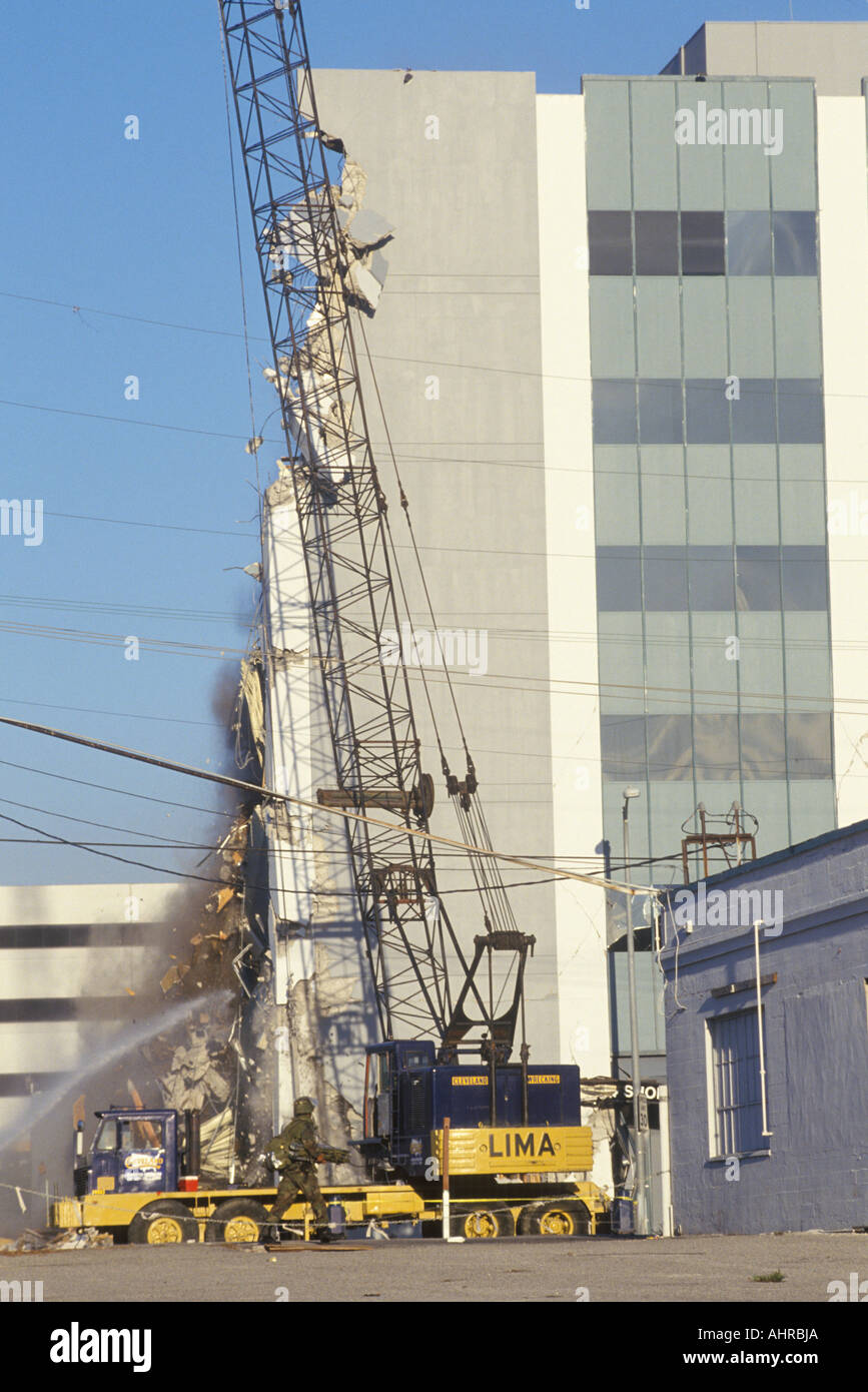 Un bâtiment démoli à l'Olympic Blvd après le tremblement de terre de Northridge en 1994 Banque D'Images