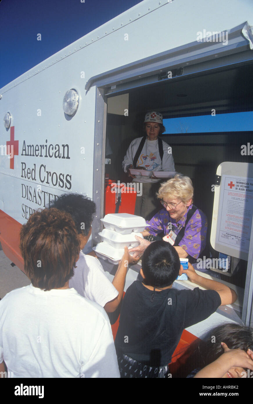Un travailleur de la Croix-Rouge distribue des repas à partir d'un disaster services van Banque D'Images