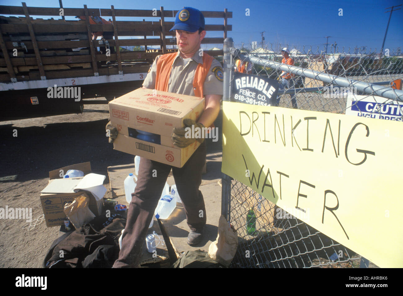 Un homme transportant de l'eau potable, loin d'une station de secours à Santa Clara, après le séisme de 1994 Banque D'Images