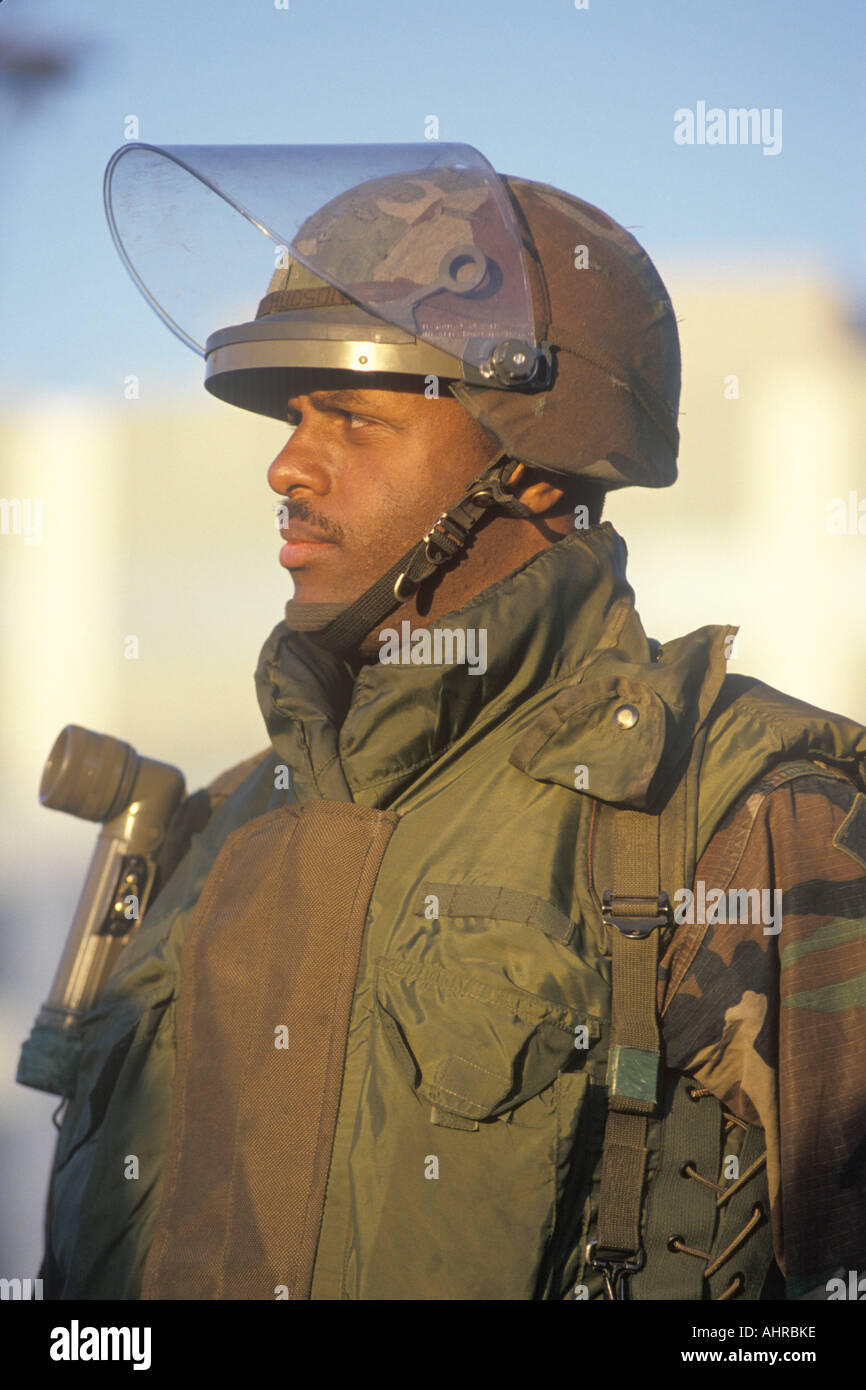 Un membre de la Garde nationale la garde après le tremblement de terre de Los Angeles le 17 janvier 1994 Banque D'Images