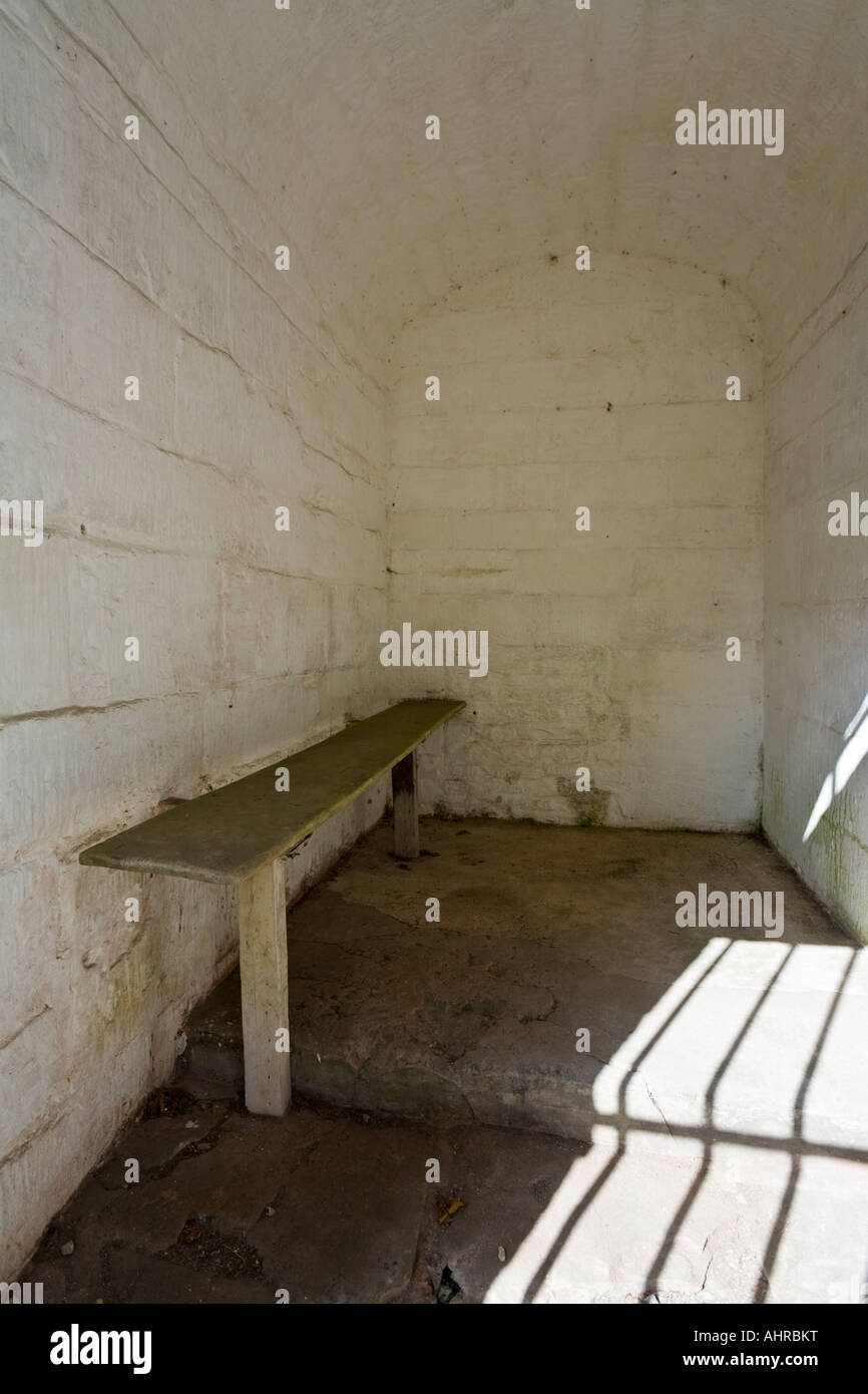 Le banc en bois dans l'intérieur de l'opération de pierre datant de 1824 dans le village de Cotswold, Bisley, Gloucestershire Banque D'Images