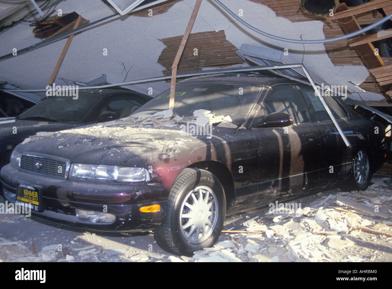 Une voiture à un concessionnaire Mazda écrasé dans le séisme de Los Angeles du 17 janvier 1994 Banque D'Images