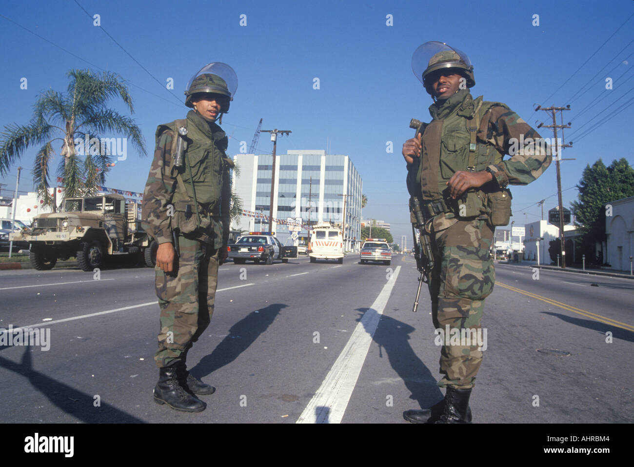 Deux membres de la Garde Nationale en tenue de combat dans les rues de Los Angeles après le séisme du 17 janvier 1994 Banque D'Images