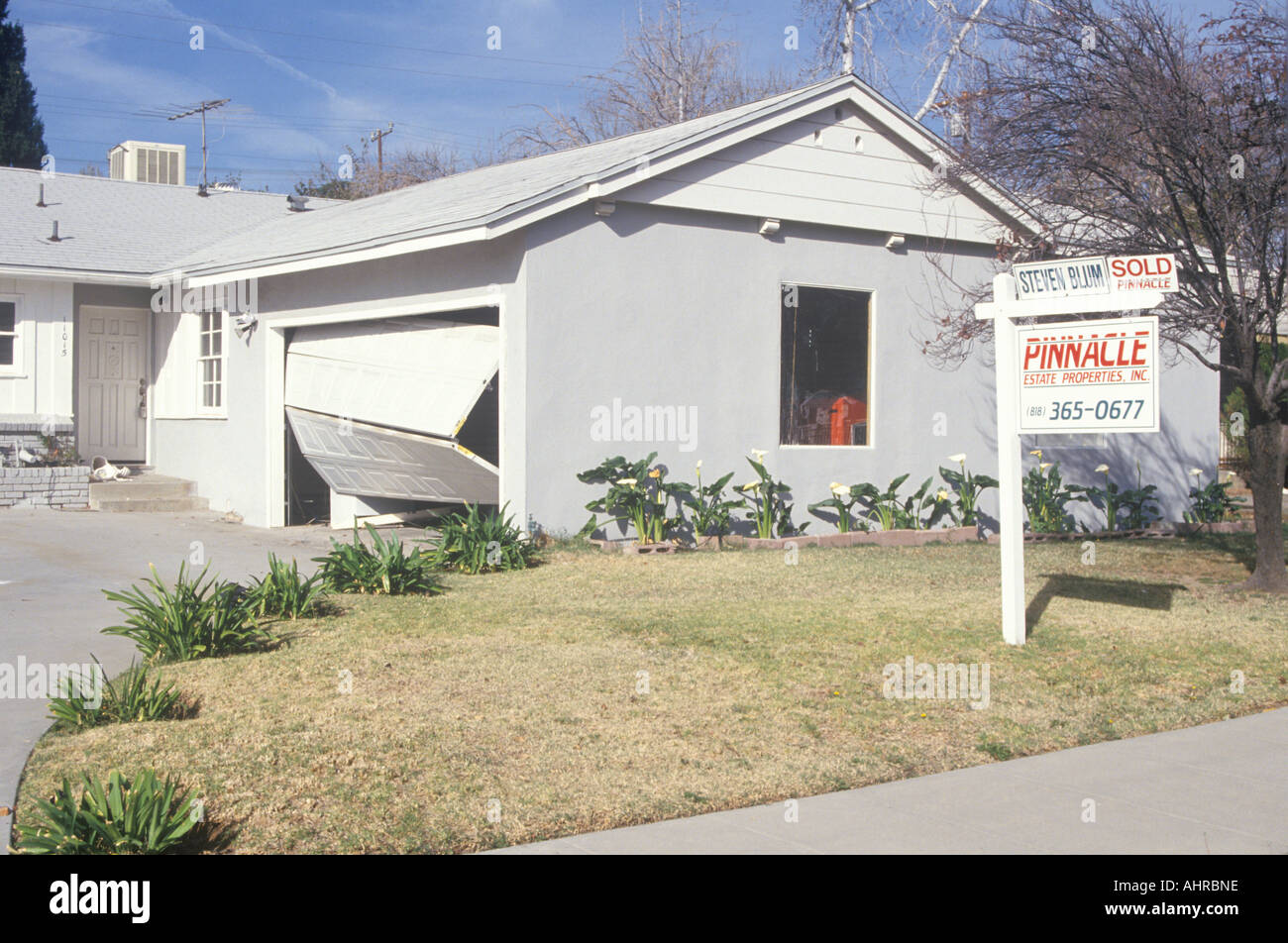 Une maison avec une porte de garage à Los Angeles après le séisme du 17 janvier 1994 Banque D'Images