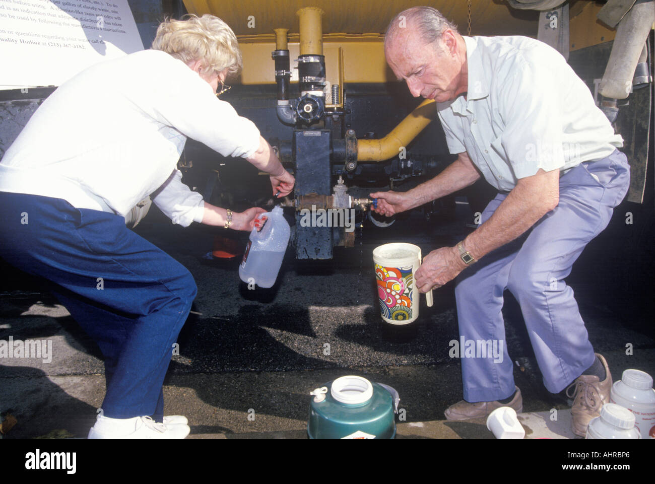 Un vieux couple qui fixent l'eau à partir d'une ligne d'eau après le tremblement de terre de Northridge en 1994 Banque D'Images