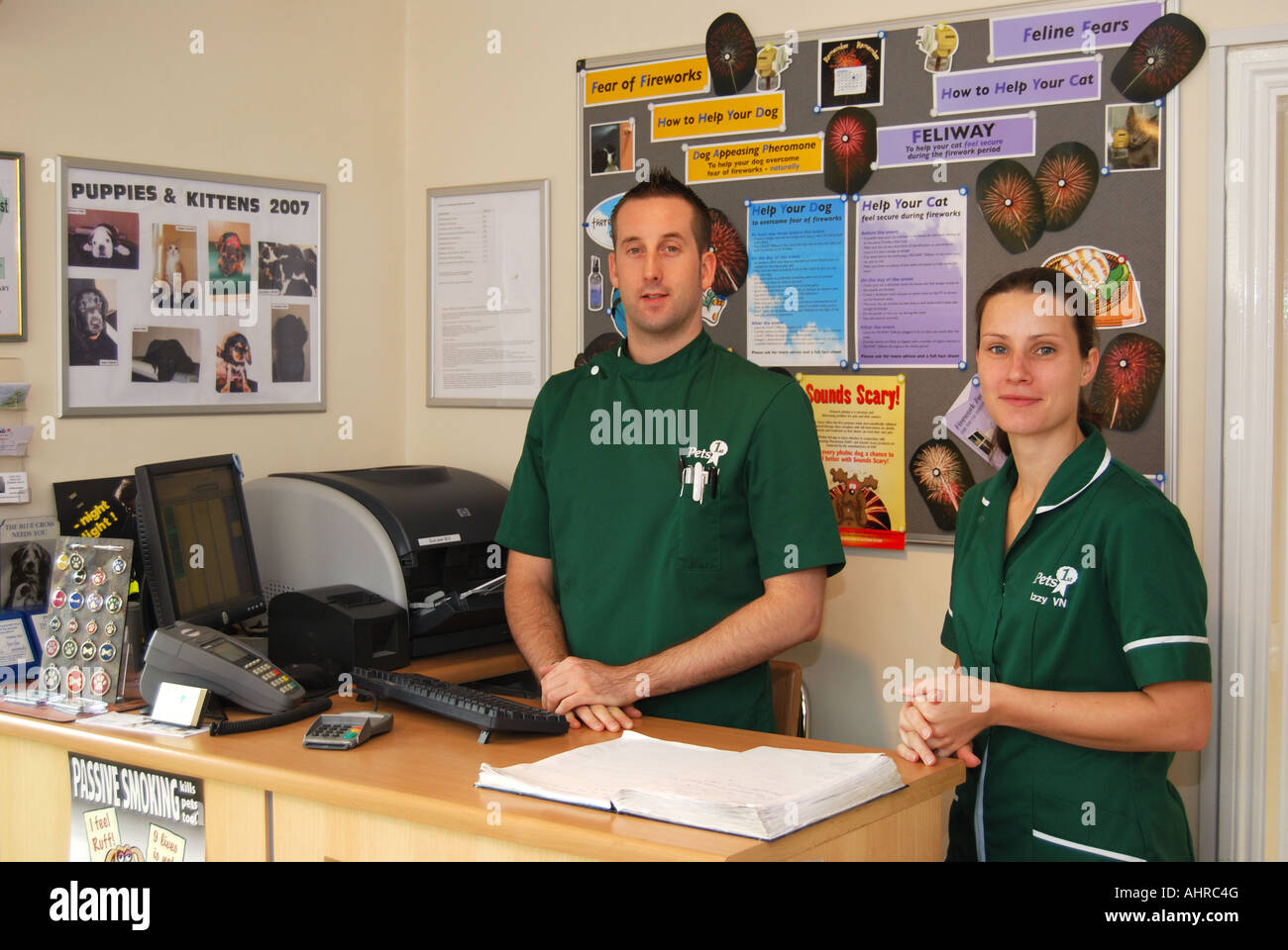 L'EFP et l'assistant à la réception dans une clinique vétérinaire, Sunninghill, Berkshire, Angleterre, Royaume-Uni Banque D'Images