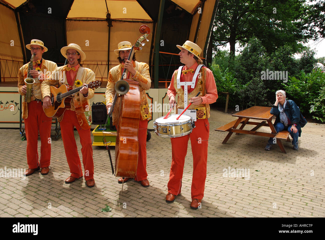 Street band joue de la musique à thème d'Efteling aux Pays-Bas Banque D'Images