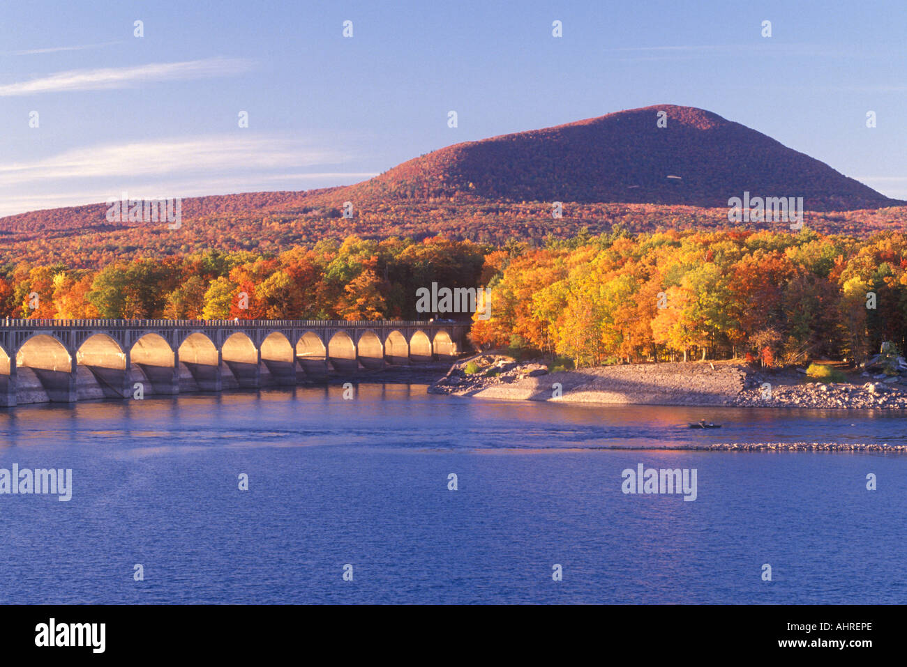 Réservoir Ashokan approvisionne au coucher du Soleil réserve forestière de Catskill New York Banque D'Images