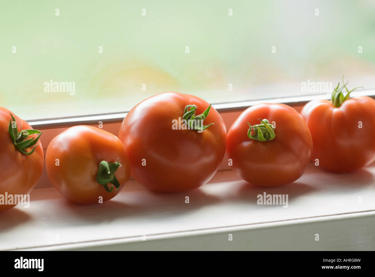 Sur un rebord de la maturation des tomates Banque D'Images