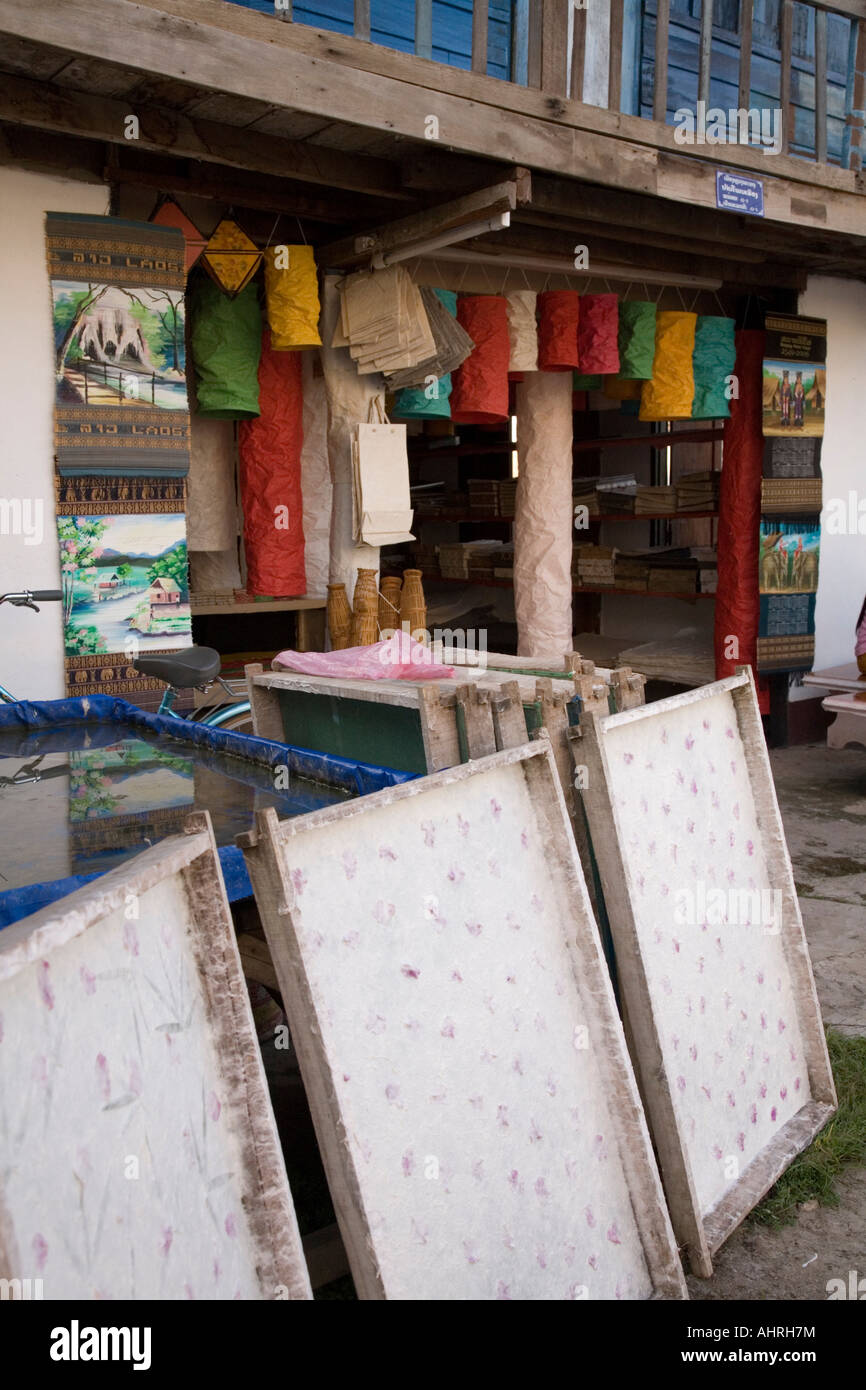 La fabrication du papier en dehors des cadres d'une boutique la fabrication et la vente de papier fait à la main à Luang Prabang au Laos Banque D'Images