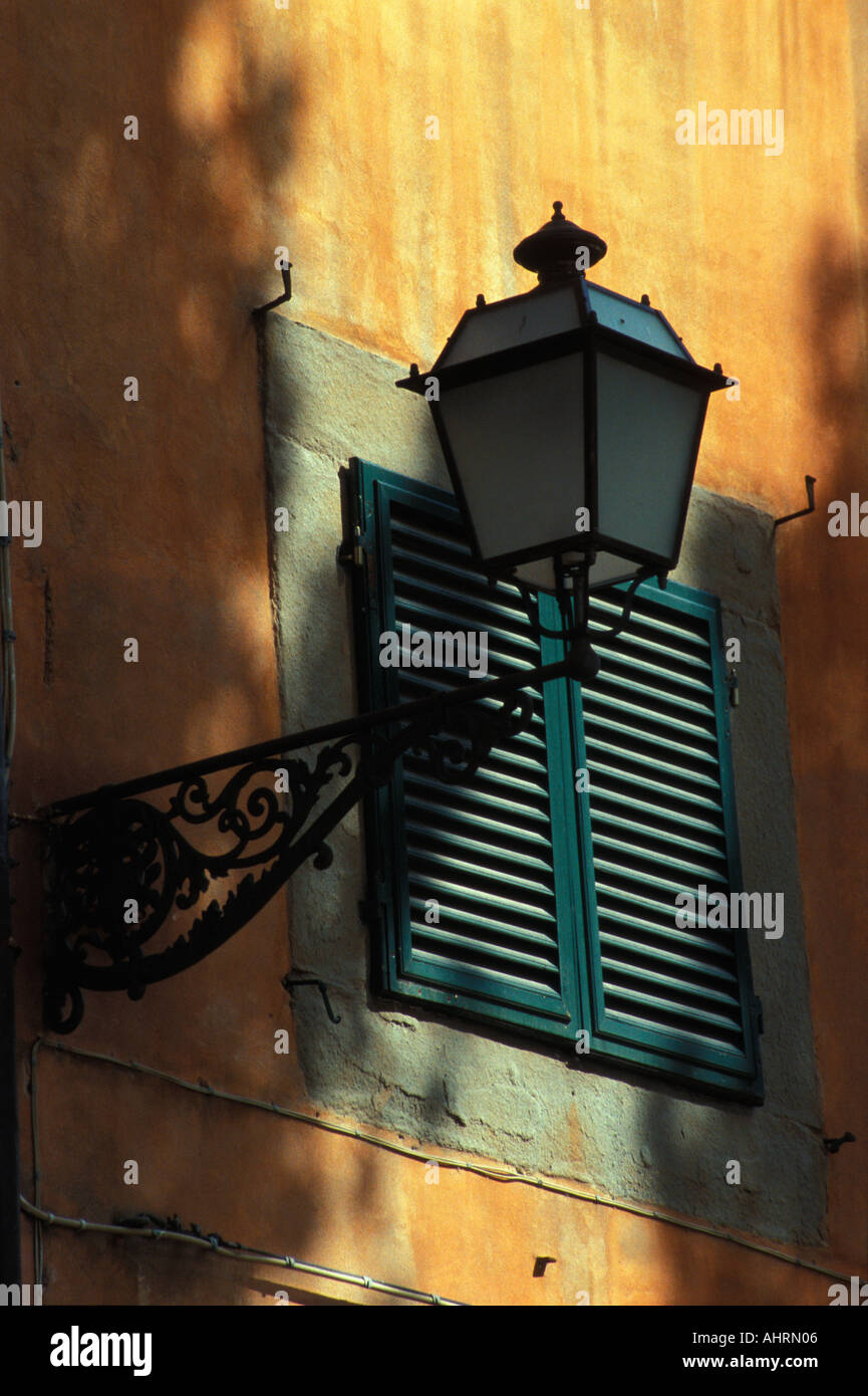 Lampe et volets détail, Piazza Napoleone, Lucca, Italie. Banque D'Images