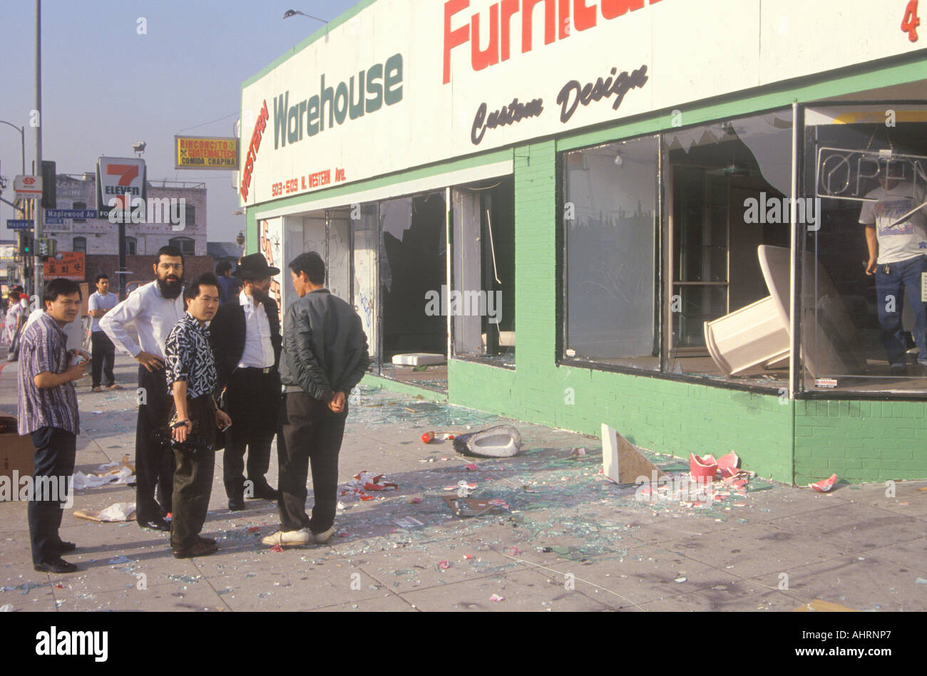 L'observation d'hommes ethniques magasin de meubles pillés lors des émeutes de 1992 South Central Los Angeles California Banque D'Images