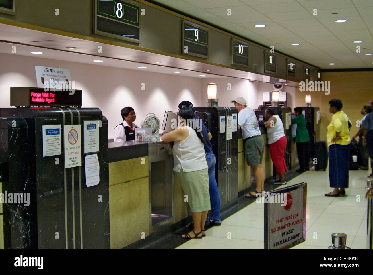 Les clients faire la queue à la gare Union à Chicago dans l'Illinois pour acheter des billets de train Banque D'Images