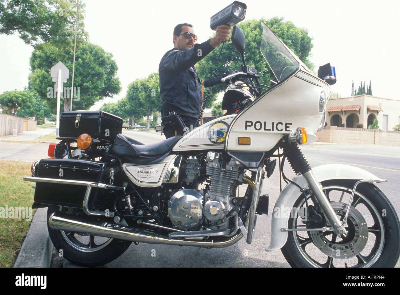 Moto trafic cop pointant pistolet radar de Santa Monica en Californie Banque D'Images