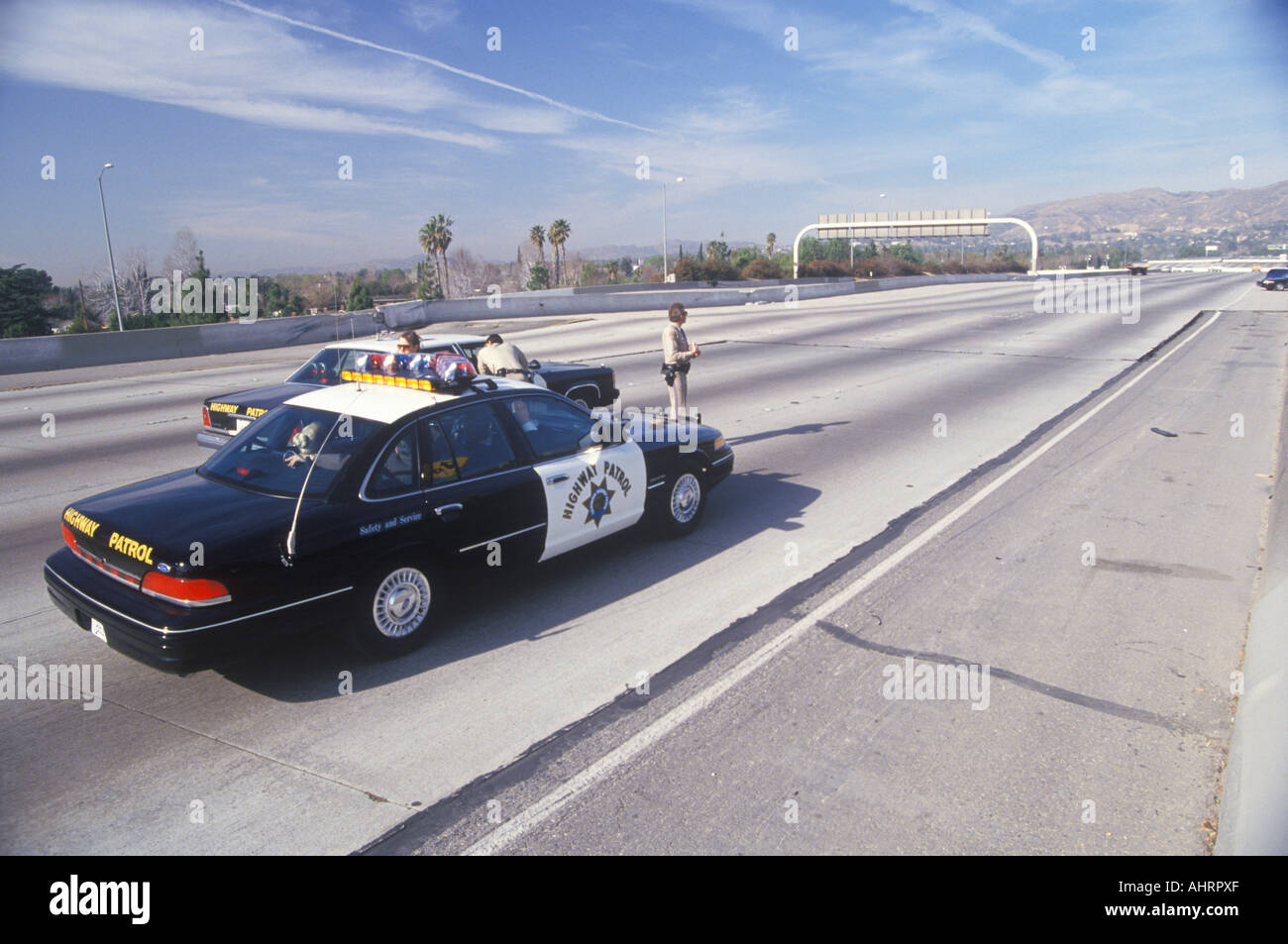 Le séisme a endommagé la patrouille routière Los Angeles California freeway Banque D'Images