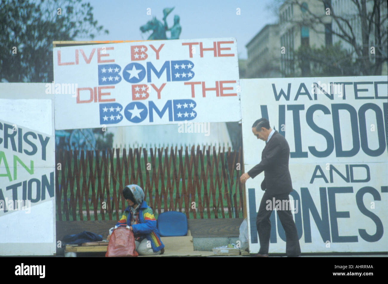 Les signes de la guerre à l'arrêt de bus Washington D C Banque D'Images