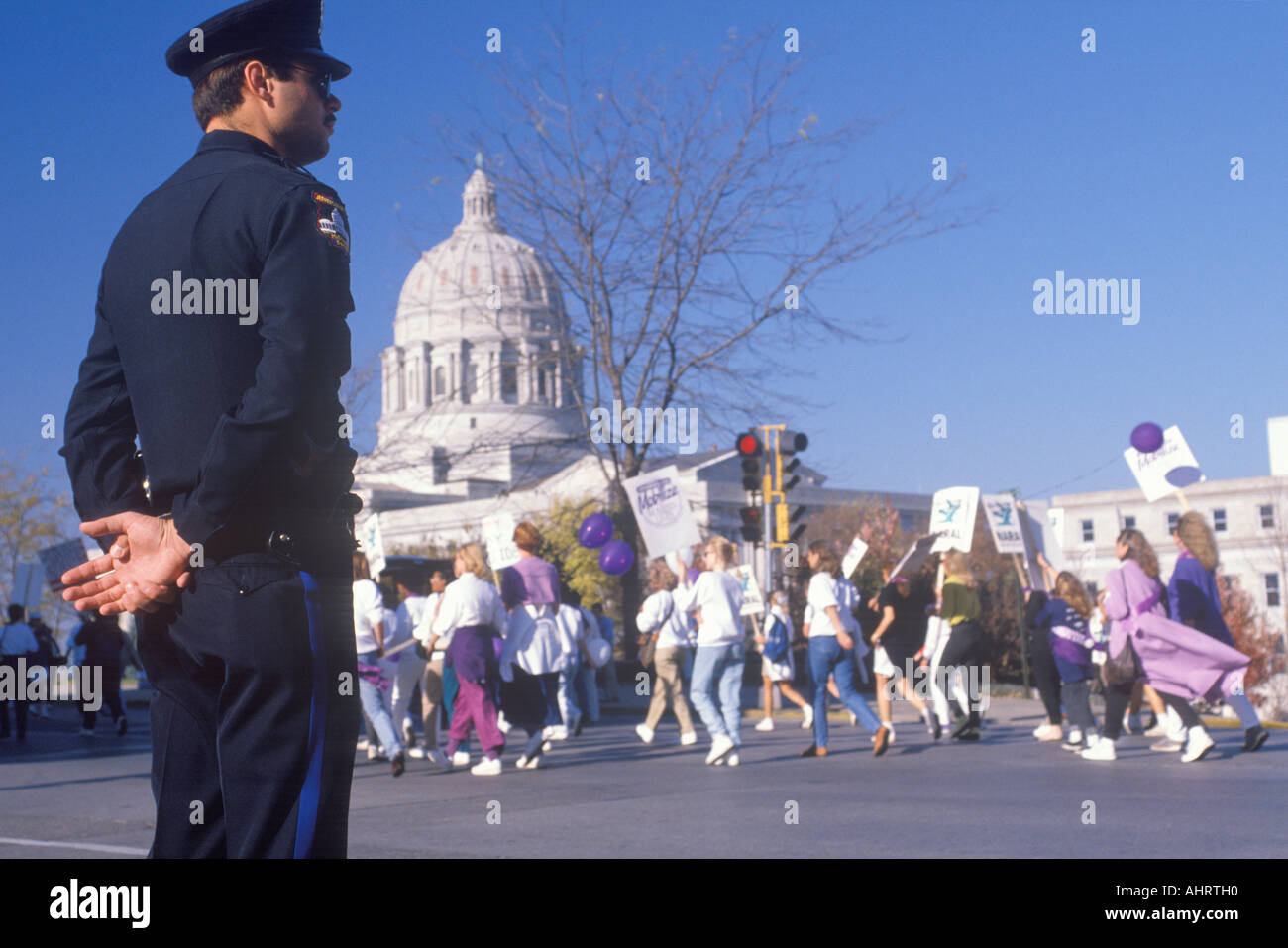 L'observation d'agent de police pro choix mars à Missouri State Capitol Building Banque D'Images