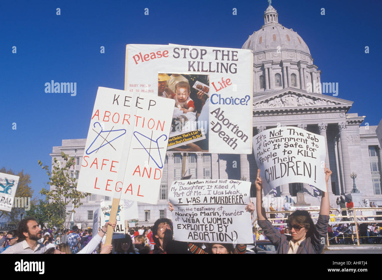 Les droits des manifestants holding signs au Missouri State Capitol Building Banque D'Images