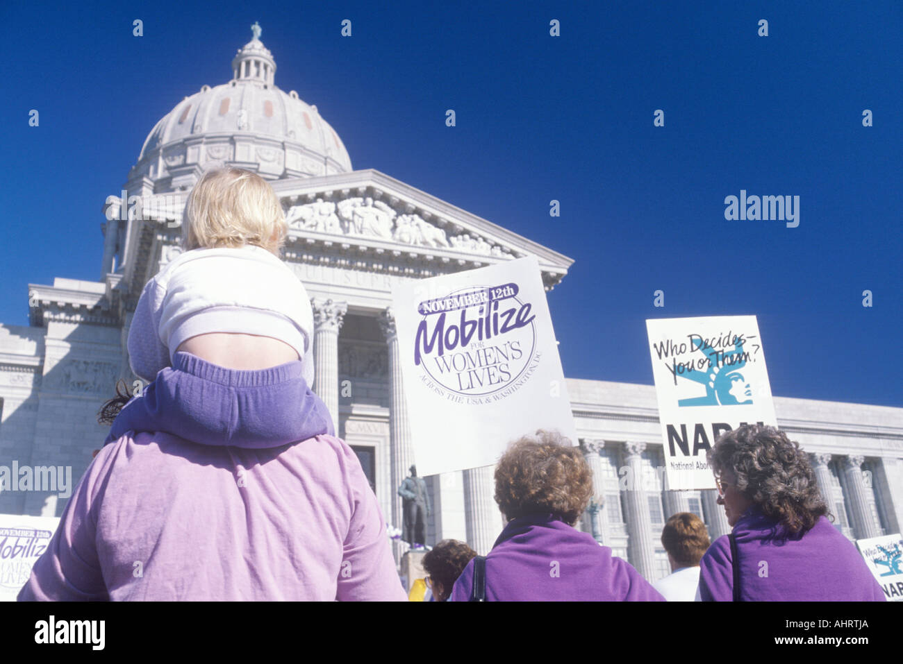 Les droits des femmes à la famille rally holding signs Missouri State Capitol Building Banque D'Images