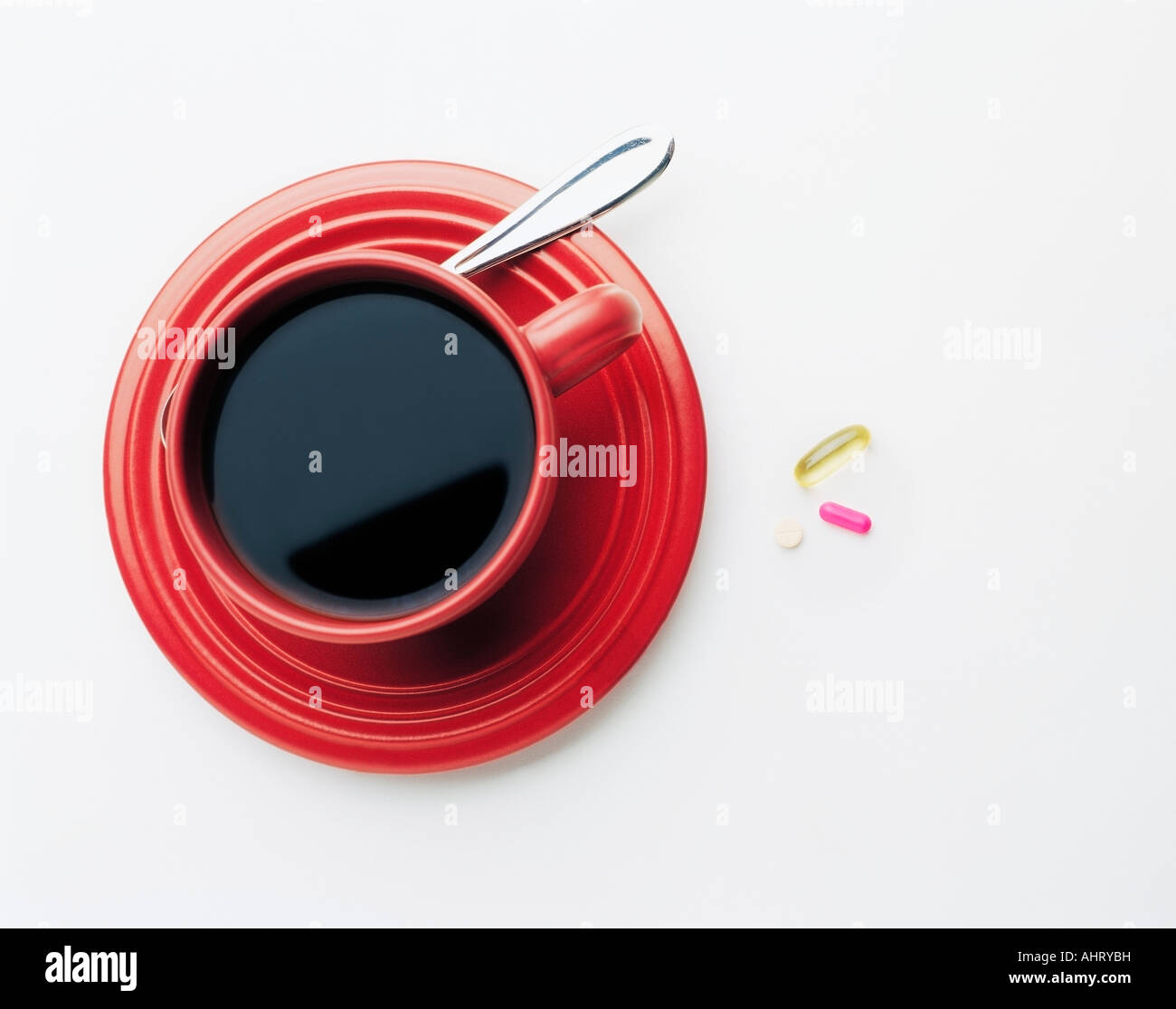 Comprimés à côté d'une tasse de thé Banque D'Images