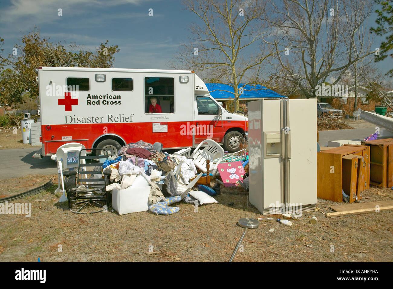 Victimes de l'ouragan Ivan en Pensacola Florida suburb venir au secours de la Croix Rouge pour l'eau et de la glace alimentaire Banque D'Images