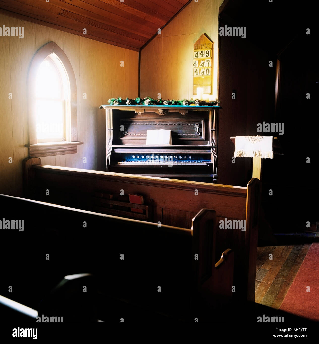 Chapelle avec des bancs en bois et orgue dans l'angle Banque D'Images