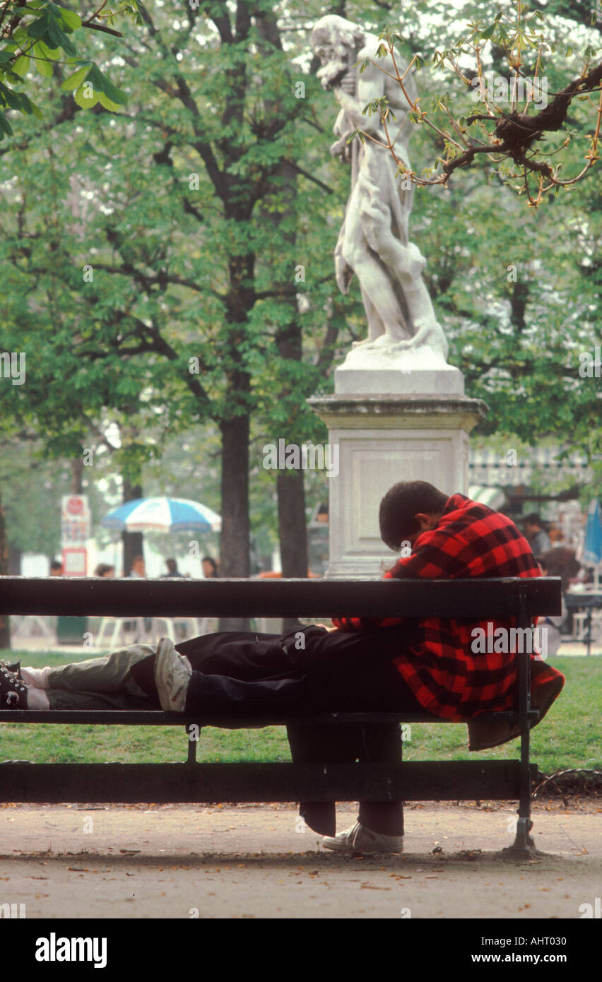 Paris France, Parcs Couple Cuddling in 'Jardins des Tuileries" à l'extérieur de l'adolescence romantique de détente banc européen de rencontres Banque D'Images