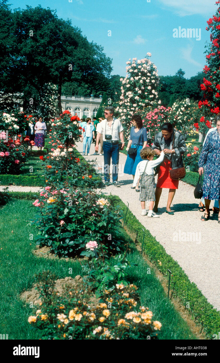 Paris France, Parcs gens promenades dans la roseraie des 'Jardins Bagatelle' familles de printemps dans le parc, couple de marche Banque D'Images