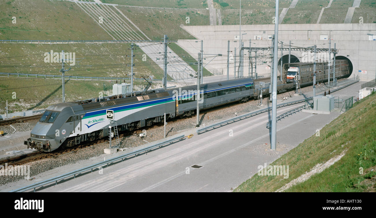 Des véhicules poids lourds Eurotunnel (HGV) train navette quitte le portail francophone à Calais après un voyage à travers le tunnel sous la Manche Banque D'Images