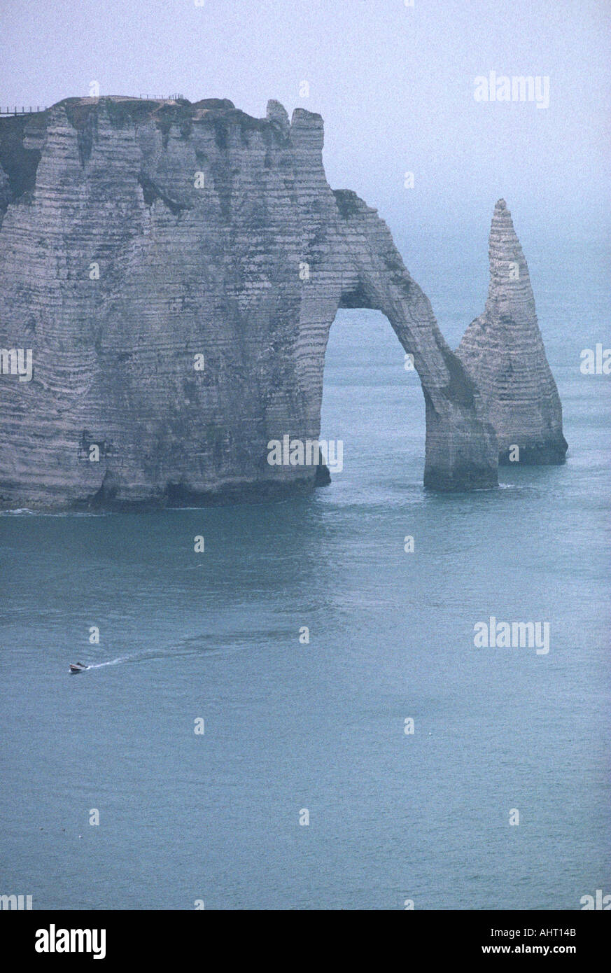 France Europe Etretat rock avec un bateau à moteur Banque D'Images