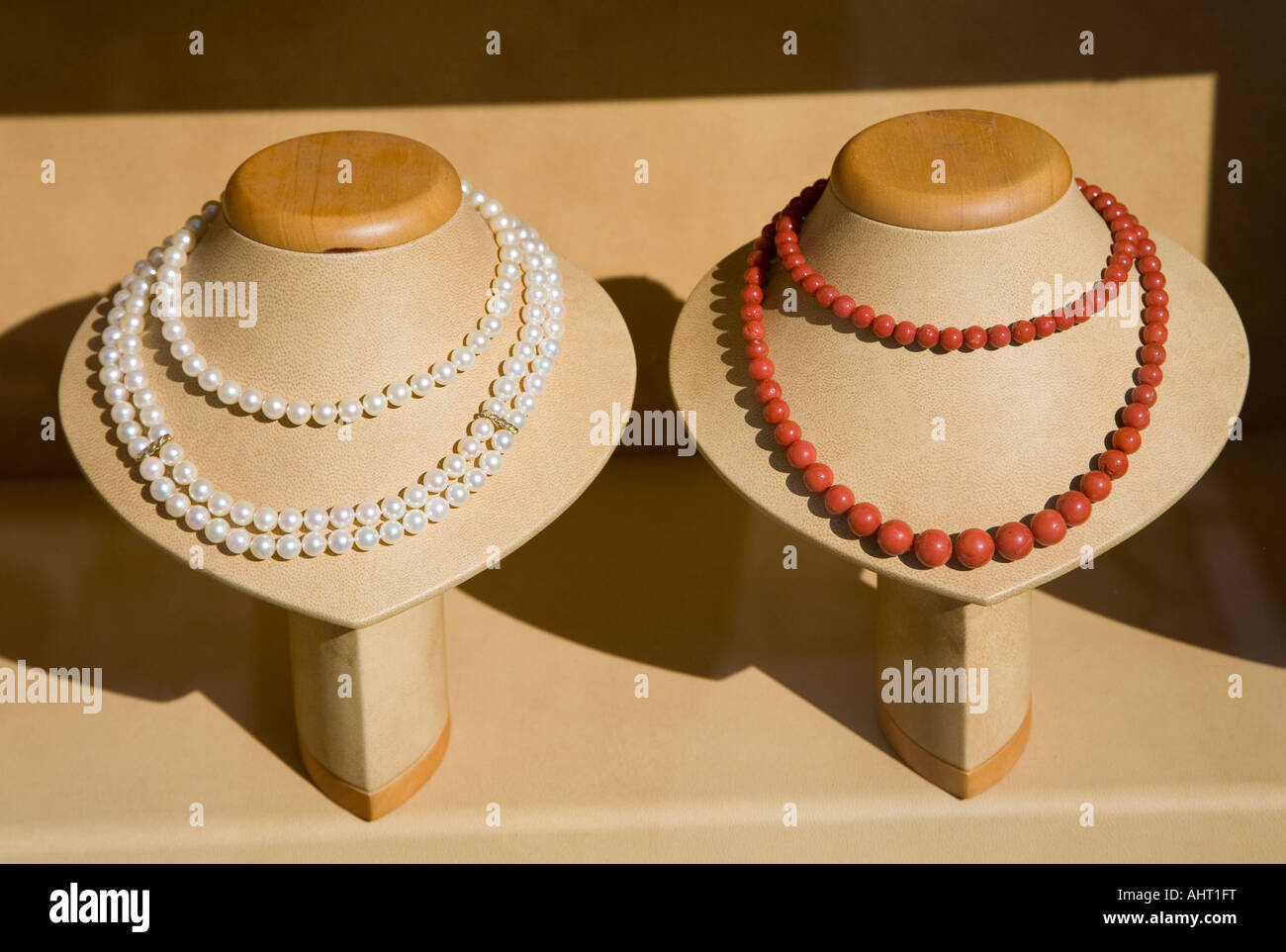 Cher pearl collier en vente dans la vitrine de Karlovy Vary République Tchèque Banque D'Images