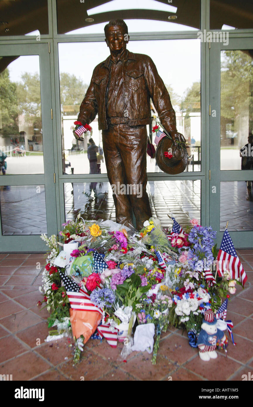 Statue de Ronald Reagan avec fleurs et cadeaux à la Ronald Reagan Presidential Library W Banque D'Images