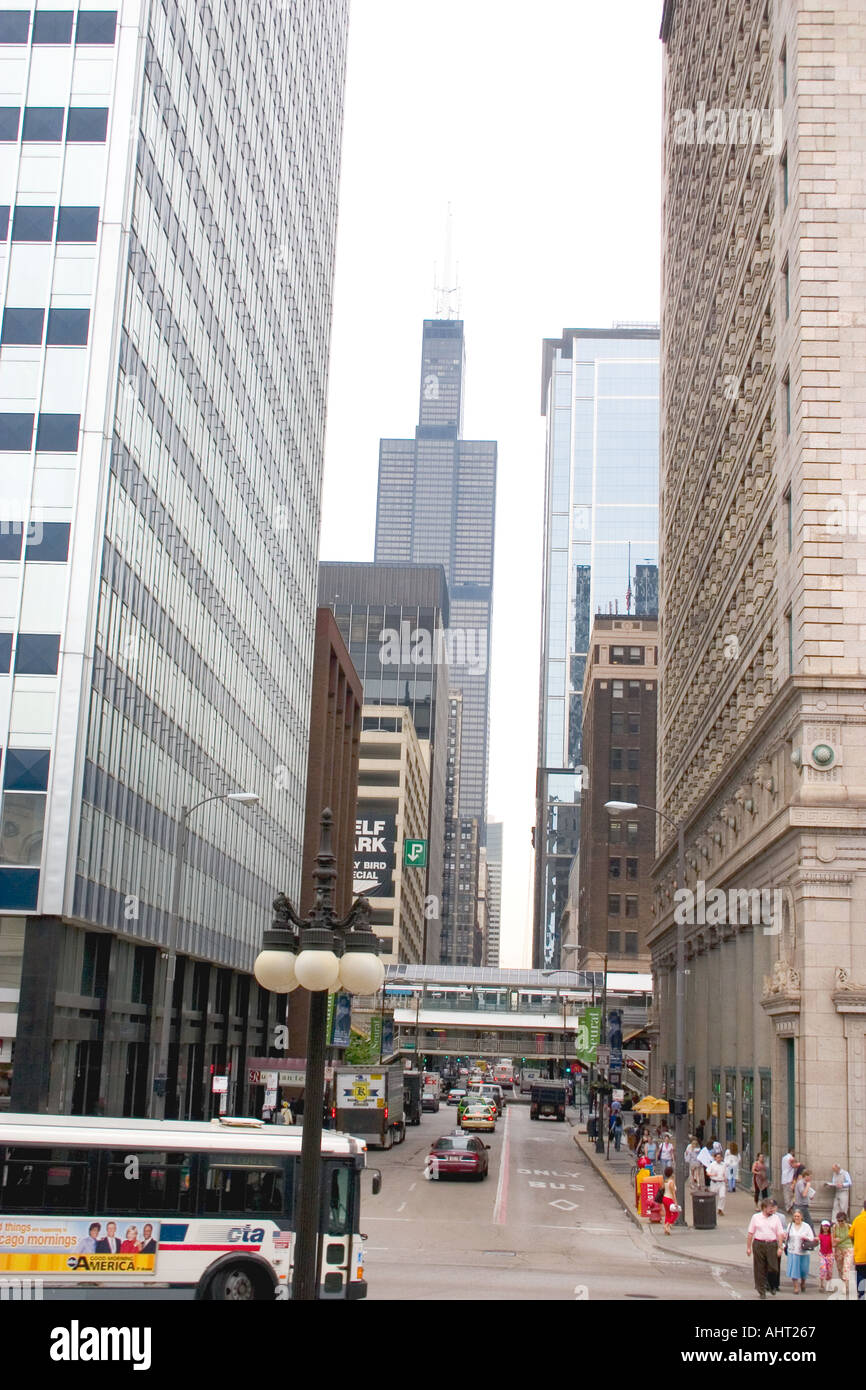 Vue vers le bas Monroe Street de Sears Tower et la boucle. IL Chicago Illinois USA Banque D'Images