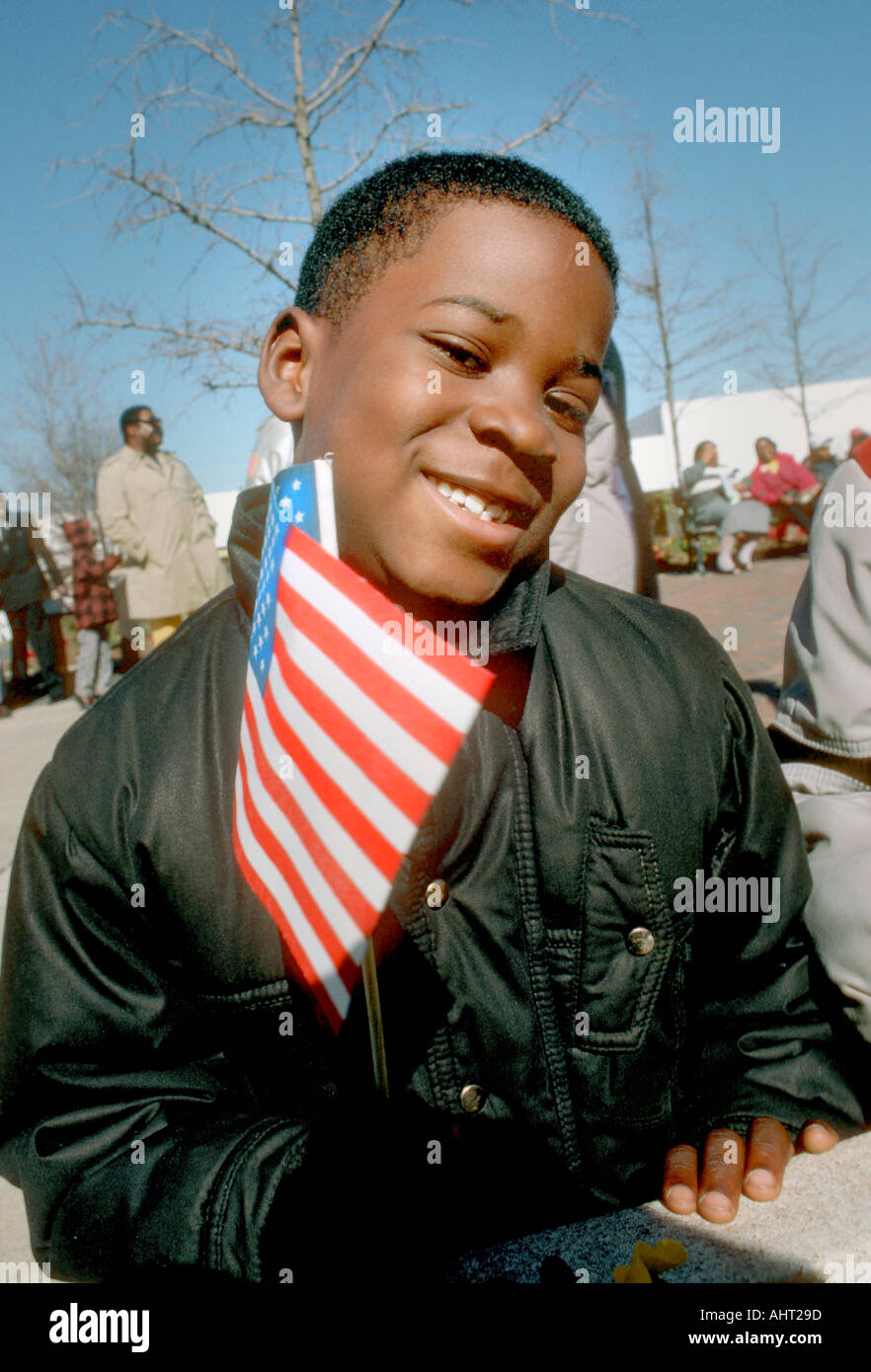 Black 10 ans homme garçon tenant un petit drapeau Américain Banque D'Images