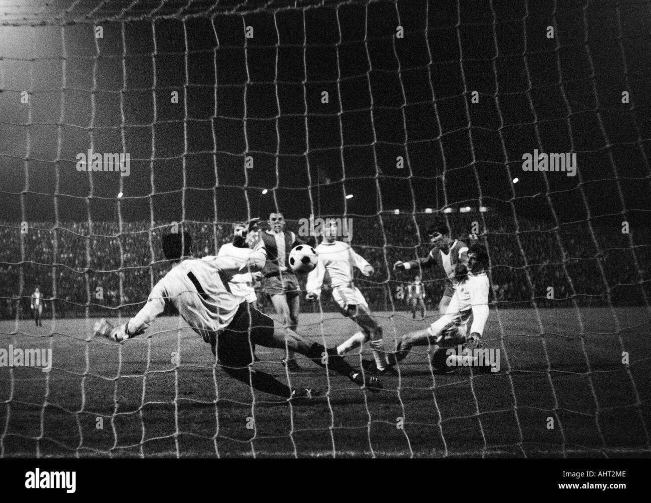 Football, Bundesliga 1970/1971 Borussia Moenchengladbach, versus Poste d'Oberhausen, Boekelberg 6:0 Stadium, scène du match, but refusé à Gladbach, f.l.t.r. keeper Wolfgang Scheid (RWO), Herbert Laumen (MG), Werner (Ohm) RWO, Jupp Heynckes (M Banque D'Images