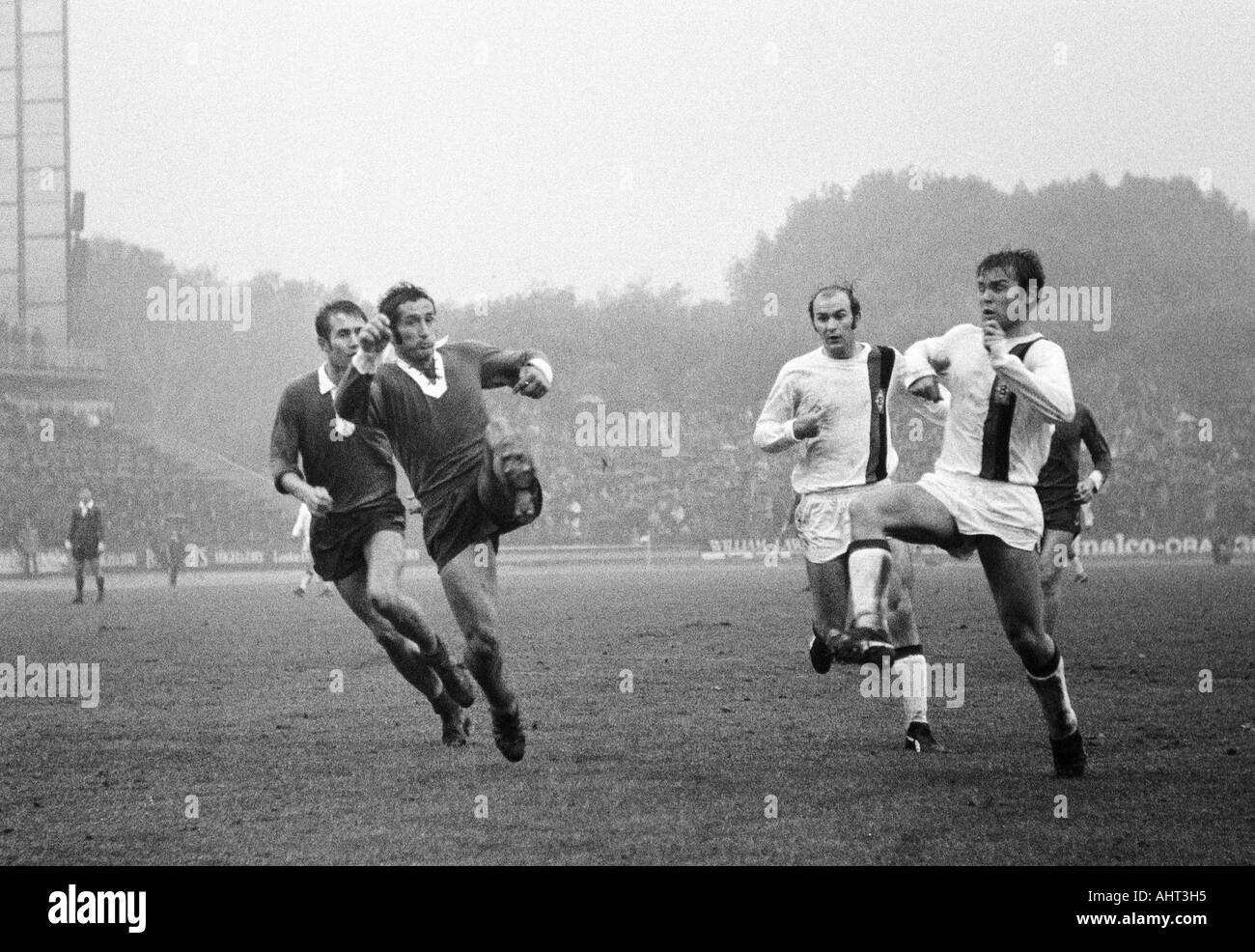 Football, Bundesliga, 1970/1971, stade de Duisburg Wedau, MSV Duisburg contre Borussia Moenchengladbach 1:1, scène du match, f.l.t.r. Georg Damjanoff, Djordje Pavlic (MSV), Horst Koeppel, Herbert Laumen (MG) Banque D'Images