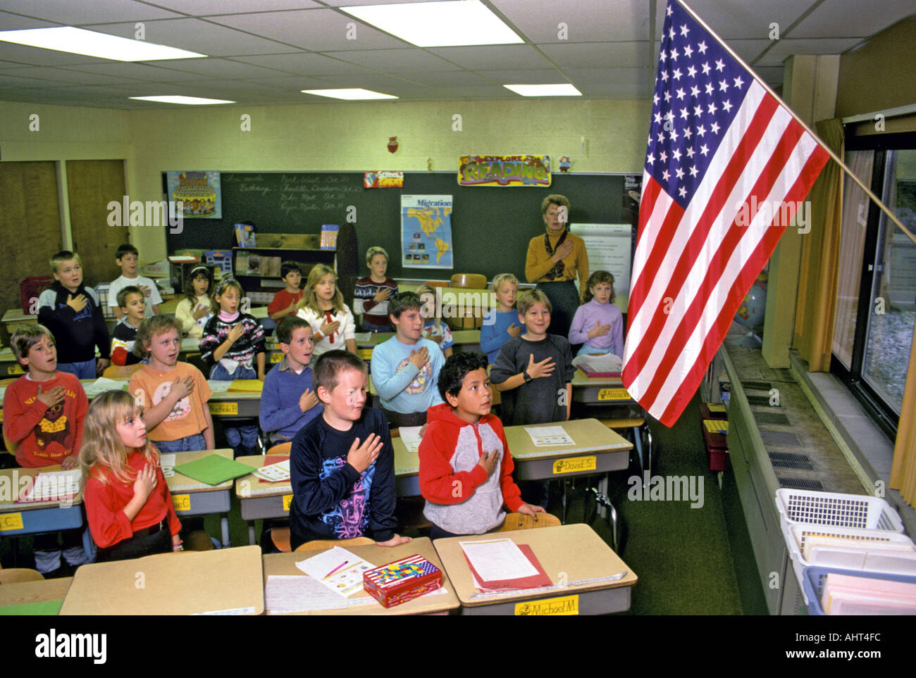 les élèves de 3 e année se tiennent chaque matin pour dire s'engager d'allégeance au drapeau des états-unis de amérique Banque D'Images