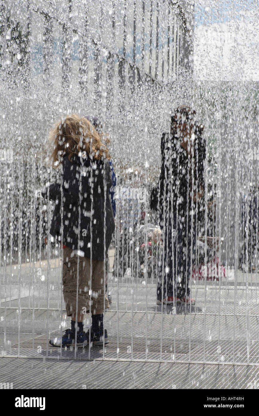 Apparaissant Chambres. La sculpture de l'eau par Jeppe Hein. Royal Festival Hall, South Bank, Londres, Angleterre, Royaume-Uni Banque D'Images