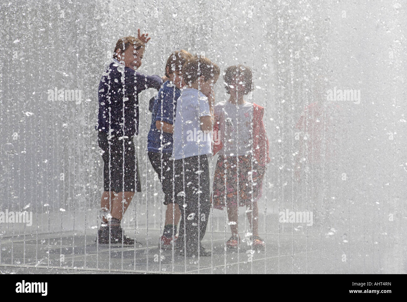 Apparaissant Chambres. La sculpture de l'eau par Jeppe Hein. Royal Festival Hall, South Bank, Londres, Angleterre, Royaume-Uni Banque D'Images