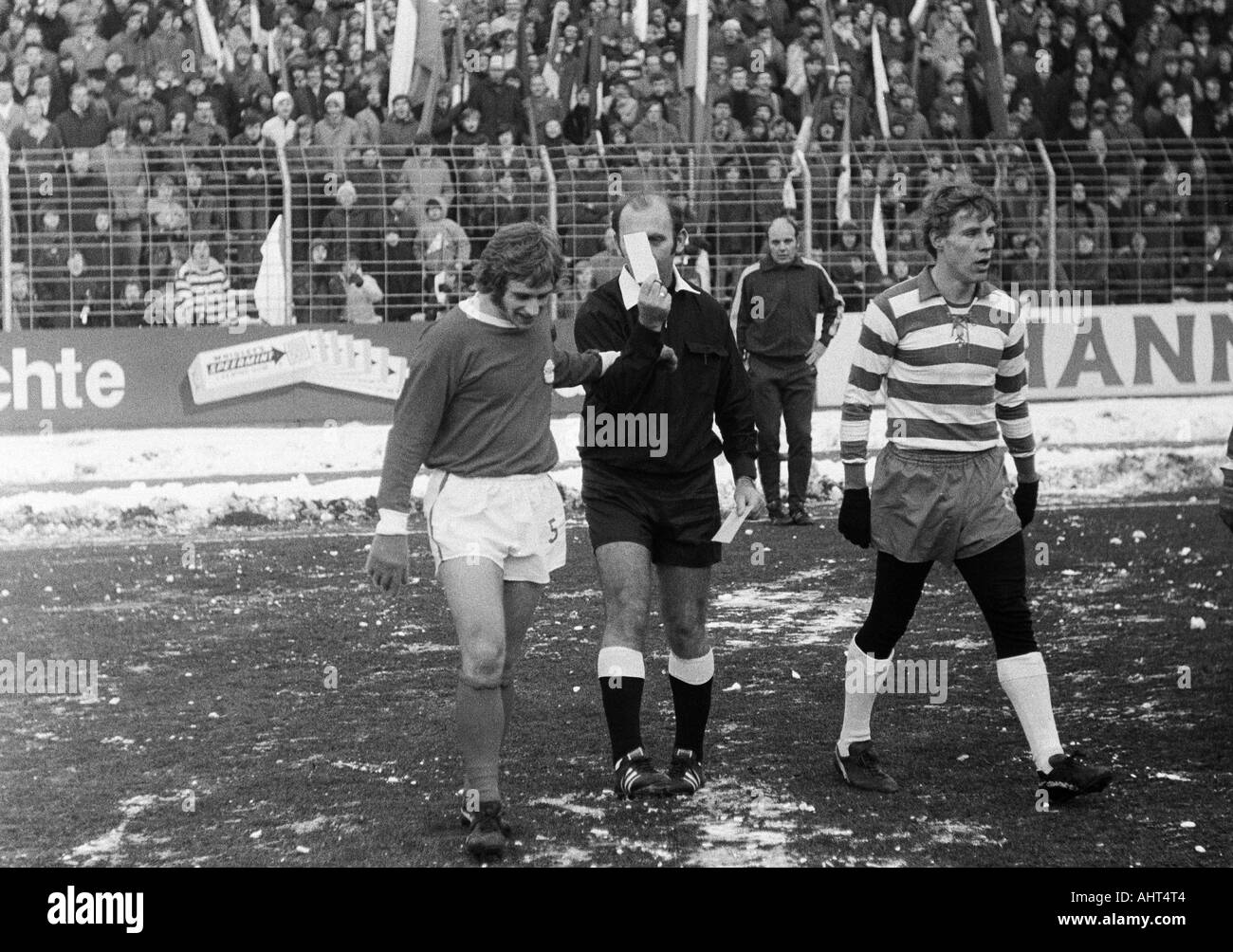 Football, Bundesliga, 1970/1971, stade de Duisburg Wedau, MSV Duisburg contre Kickers Offenbach 2:2, jeu sur la masse de neige, scène du match, Helmut Kremers (OFC) jaune gauche-cardées par arbitre Karl Heinz Picker à partir de Hambourg, droite Bernd Lehmann (MSV) Banque D'Images