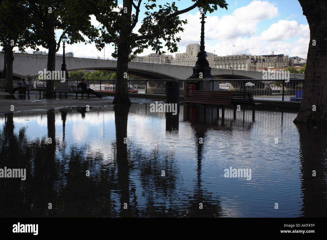 Inondés Rive sud de la Tamise par Waterloo Bridge, London, England, UK Banque D'Images