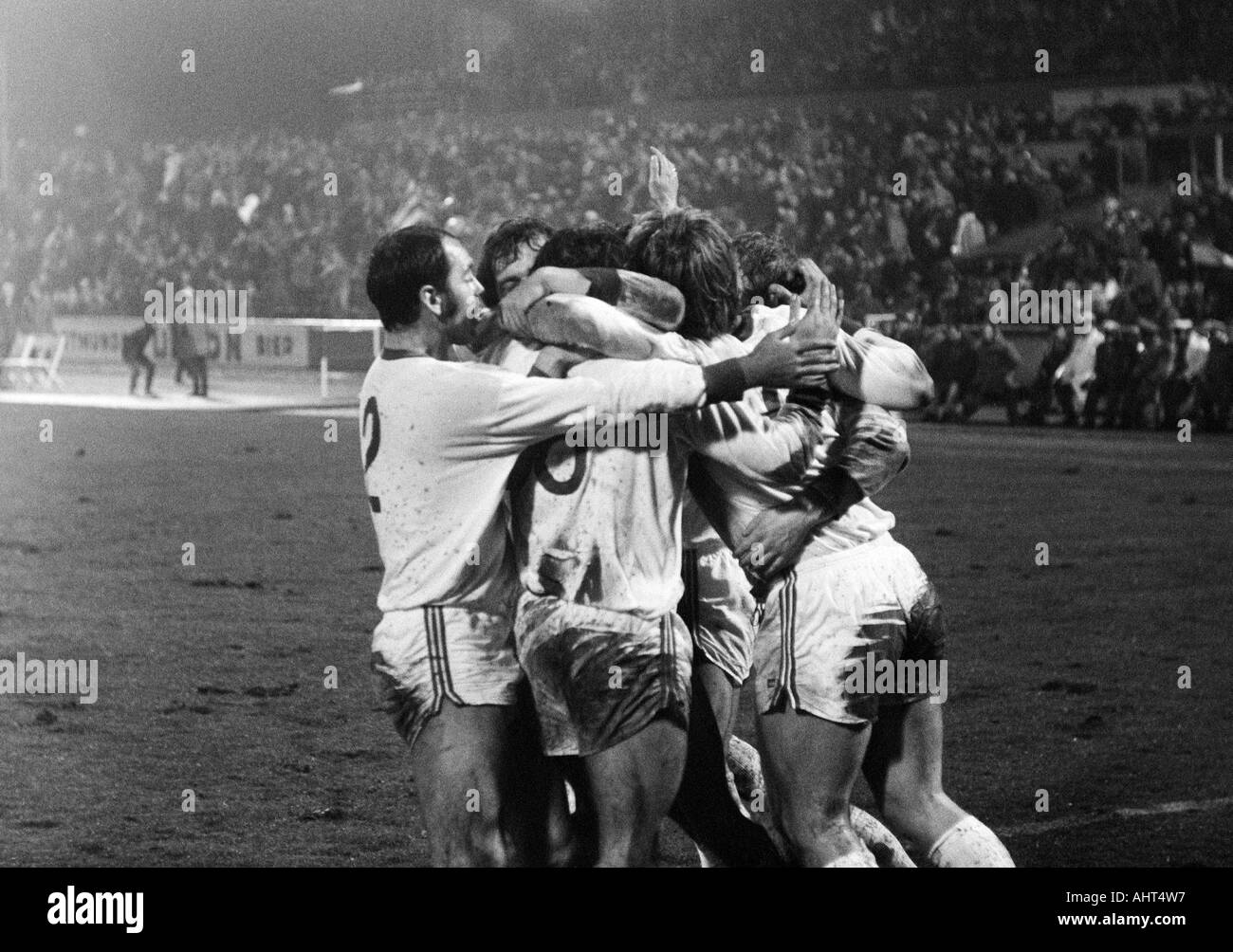 Football, Bundesliga, 1970/1971, stade Niederrhein, poste d'Oberhausen contre Hanovre 96 4:3 joueurs de football RWO, joie au 2:1 but à Oberhausen par Lothar Kobluhn, Hermann Josef Wilbertz gauche (2) Banque D'Images