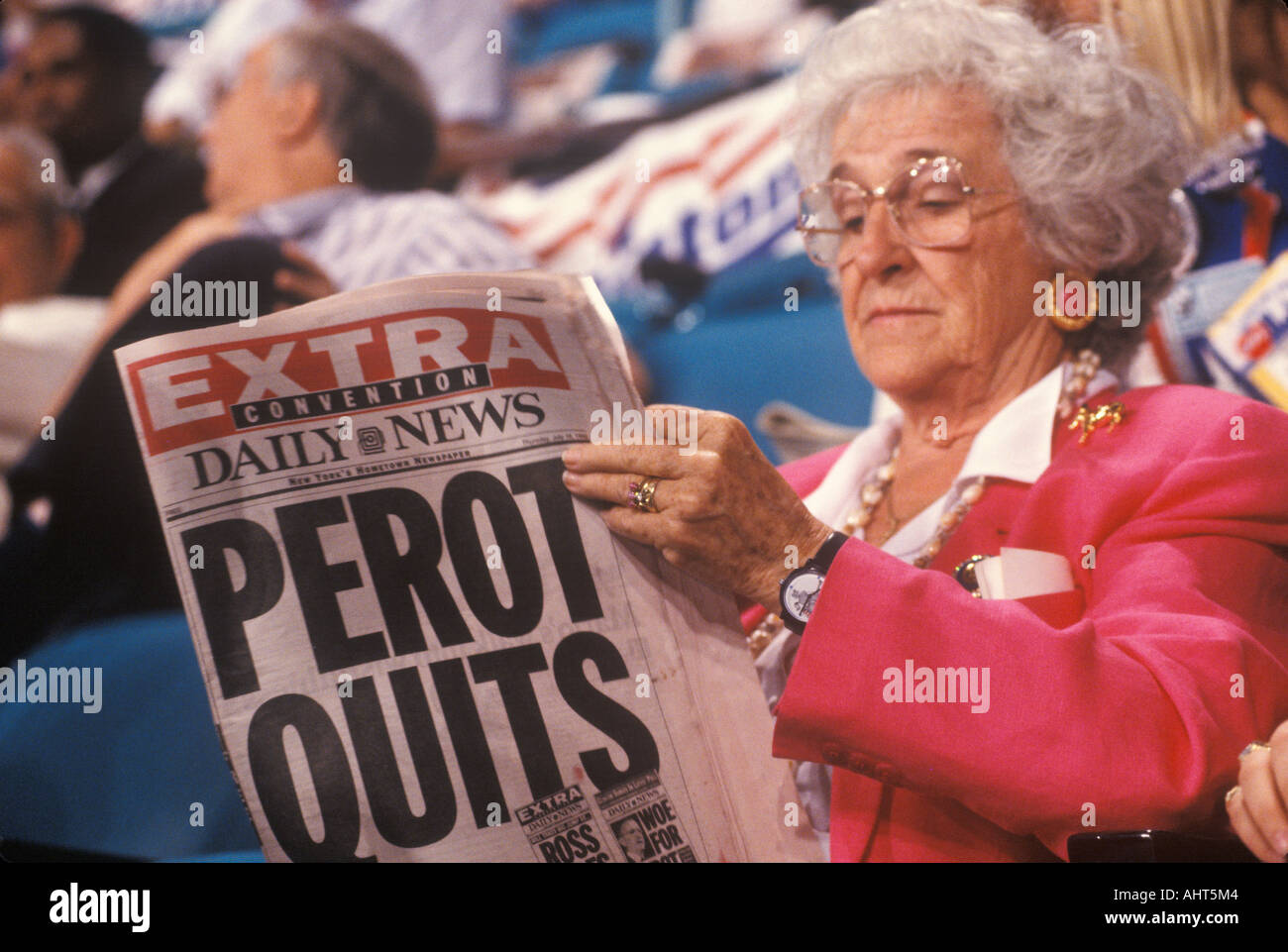 Femme lit Perot quitte tous les titres à la Convention démocrate dans la région de Madison Square Gardens en 1992 Banque D'Images